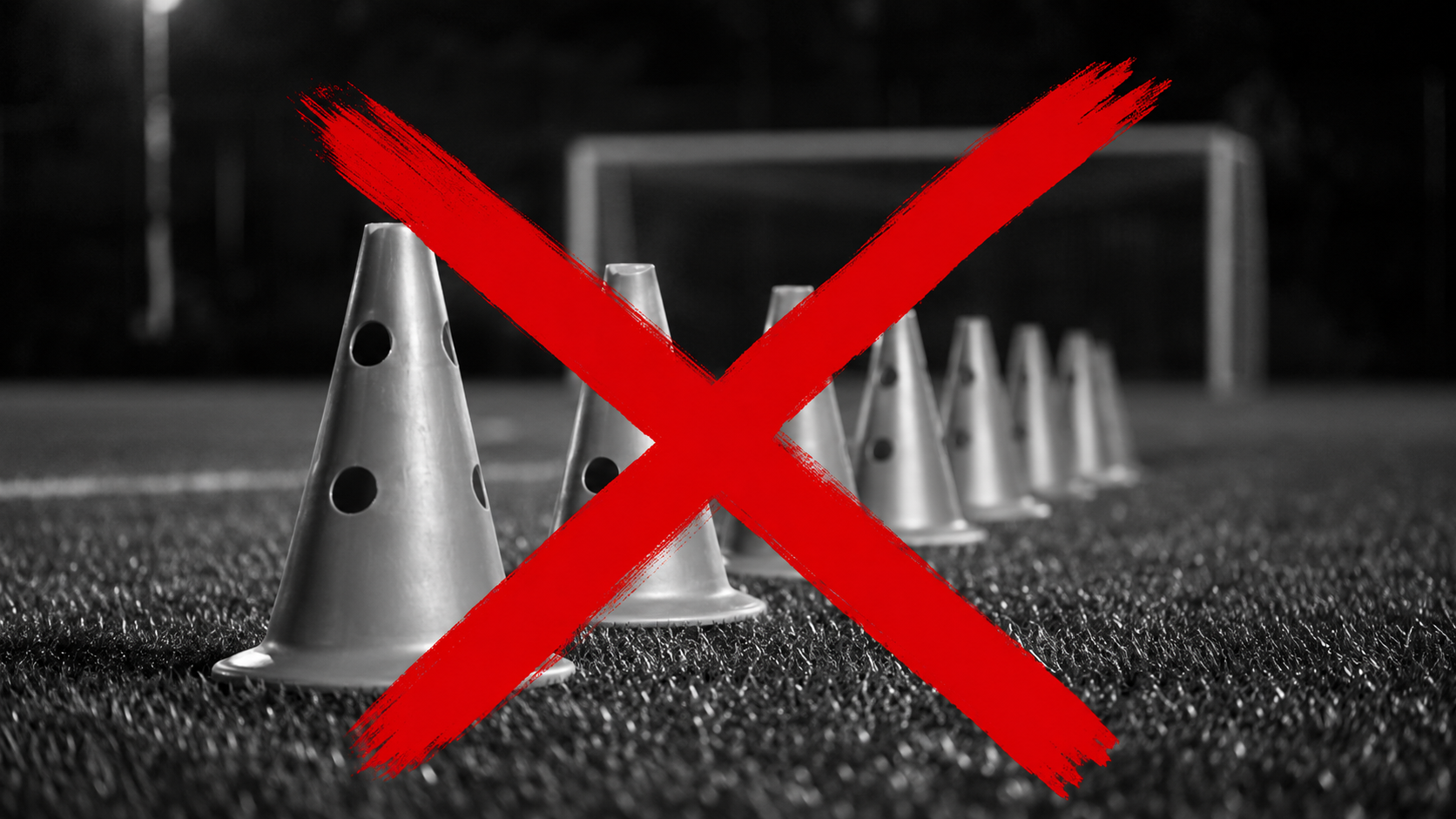 Cones de treinamento em preto e branco marcados com um X vermelho